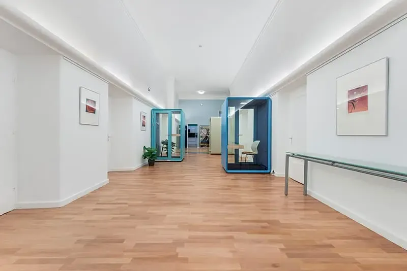 Mehrere Besprechungsboxen in offenen Gangbereich, Besprechungskabinen, Bürokabine, Akustikbox, Telefonbox